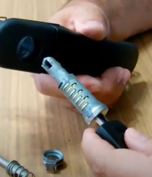 Reparacion de clausor y bombines de coche en Apertcar-Rubi